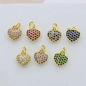 Nahaufnahme von bunten Zirkonia Herz Anhängern, vergoldete Metall Verbinder für Schmuck.
