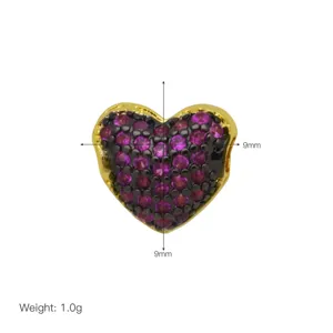 Goldfarbener Herz-Anhänger mit violetten und schwarzen Zirkoniasteinen, elegante Schmuckdetailansicht.