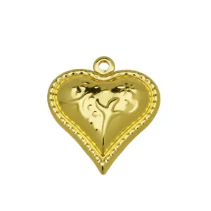 Squisito ciondolo a cuore in rame placcato oro 18k con delicato bordo perlinato e rilievo.