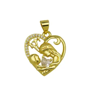 Dettaglio pendente cuore madre e figlio placcato oro con zirconi lucidi brillanti.