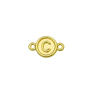 Connettore ciondolo lettera C rotonda dorata, superficie liscia goffrata 3D per creazione gioielli.