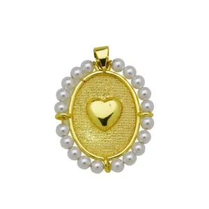Elegante colgante de corazón chapado en oro con borde de perlas, accesorio de latón.