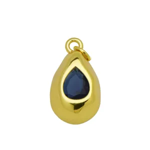 Détail d'un pendentif en goutte d'eau en cuivre plaqué or 18 carats avec zircon bleu