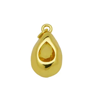 Zoom sur un pendentif en forme de goutte en zircone jaune plaqué or 18 carats.