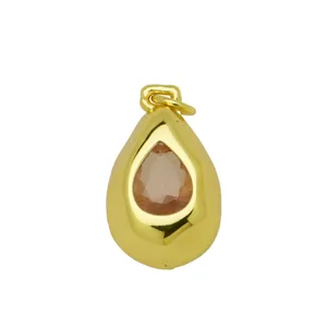 Vue détaillée d'un pendentif goutte en cuivre plaqué or 18 carats avec zircon pêche