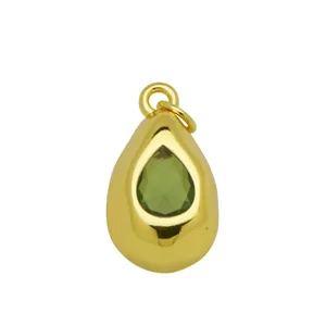 Vue rapprochée d'un pendentif en forme de goutte plaqué or 18 carats avec zircon vert.