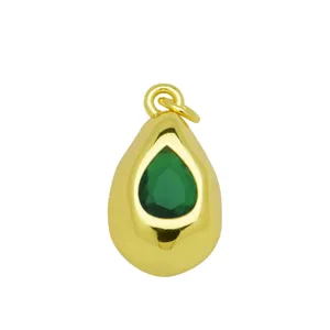 Gros plan d'un pendentif en zircon vert en forme de larme avec finition plaquée or 18K.