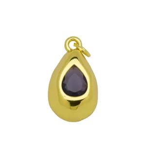 Gros plan d'un pendentif goutte plaqué or avec une pierre de zircone foncée