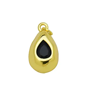 Détail d'un pendentif en goutte plaqué or minimaliste avec une pierre de zircon noire