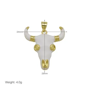 Vista dettagliata del ciondolo a teschio di toro con dimensioni 24x29mm e 4,0g.