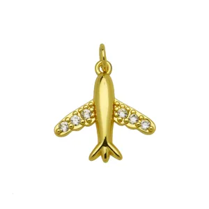 Goldener Flugzeug Anhänger Detail mit präzise gefassten klaren Zirkoniasteinen auf den Flügeln.