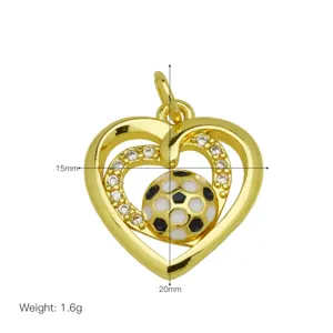 Vista dettagliata del ciondolo a cuore calcio dorato con dimensioni e peso