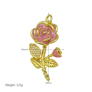 Exquisiter 18K vergoldeter Kupferrosenanhänger mit rosa Emaillierung und funkelnden Kristallen.