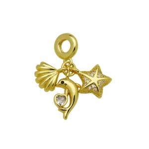 Vergoldeter Meeres-Anhaenger im Detail mit Delfin, Seestern und Muschel mit Zirkonia.