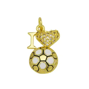 Vista dettagliata di un ciondolo a cuore da calcio dorato con la lettera I e cristalli