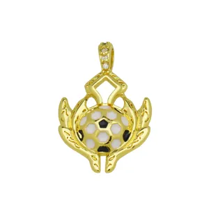 Dettaglio ravvicinato del ciondolo da calcio dorato con smalto bianco e nero e strass.