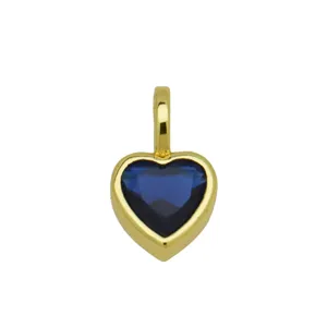 Gedetailleerde close-up van de vergulde hartvormige blauwe zircon hanger in detail.