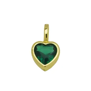 Gedetailleerd overzicht van een minimalistische hartvormige groene zirkonia hanger goud.