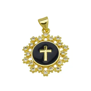 Vergoldeter runder Anhänger mit schwarzem Emaille-Kreuz und funkelndem Zirkonia-Rand.