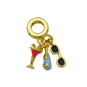 Goldfarbener Charm mit Cocktail-, Champagner- und Sonnenbrillen-Anhänger, Emailliert.