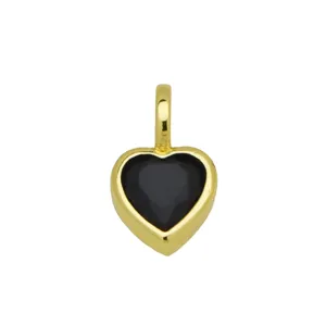 Close-up van een minimalistische zwarte hartvormige hanger met een vergulde afwerking.