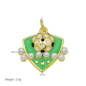 Dimensioni del ciondolo a scudo da calcio verde con perle, misura 18 mm per 22 mm.