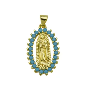 Vista detallada del colgante ovalado de la Virgen María con borde de cuentas