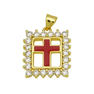 Detailansicht quadratischer vergoldeter Kreuzanhänger mit rotem Emaille und Zirkonia