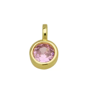 Gedetailleerd aanzicht van de vergulde roze zirkoon hanger, met fijne zetting afwerking.