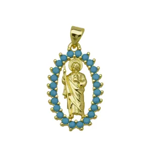 Detalle de un colgante religioso dorado con cuentas de turquesa azul de mar
