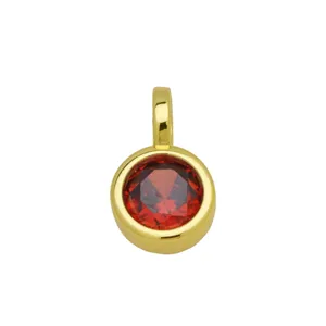 Gedetailleerd overzicht van de elegante ronde rode zirkoon hanger, chique vergulde messing bedel.