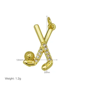 Dettaglio di un ciondolo a mazze da golf dorate con accenti in zirconia bianca