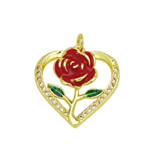 Detailaufnahme des vergoldeten Herzanhängers mit roter Emaillerose und funkelnden Strasssteinen.