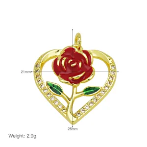Detailansicht des vergoldeten Rosenherz Anhängers mit roten Emaille und feinen Zirkoniasteinen.