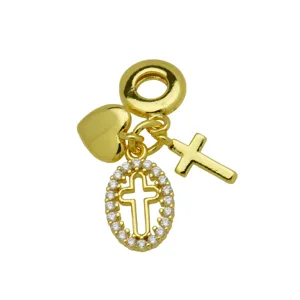 Vergoldeter Mehrfach-Charm-Armbandanhänger mit Herz, Kreuz und glänzendem Zirkonia-Oval.