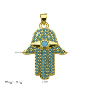 Vista detallada del colgante mano de Fátima dorado con piedras azules y ojo turco 34mm