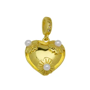 Elegante ciondolo a cuore dorato con fiori di perla e gancio con zirconi brillanti