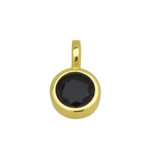 Gedetailleerde close-up van een minimalistische ronde zwarte steen vergulde hanger.