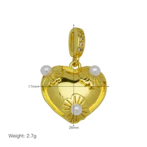 Vista dettagliata del ciondolo a cuore dorato con perle, dimensioni 26x17mm e peso 2,7g