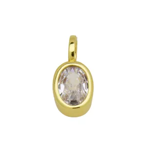 Close-up weergave van de prachtige ovale zirkonenhanger met gepolijste 18k vergulde afwerking.