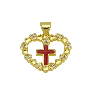 Exquisite Nahaufnahme eines goldenen Herzanhängers mit rotem Emaille-Kreuz und Zirkonia