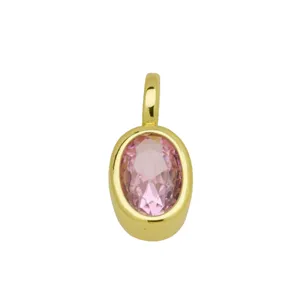 Exquise detailfoto van de roze zirkoon vergulde hanger met schitterende ovale edelsteen.