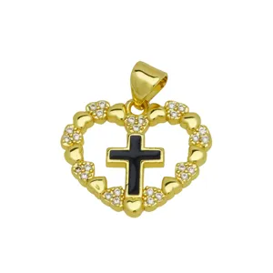 Detailansicht eines goldenen Herzanhängers mit schwarzem Kreuz und funkelnden Zirkonia-Steinen