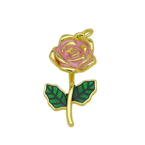 Detailansicht des vergoldeten Rosenblüten Anhängers mit pinker und grüner Emaille.