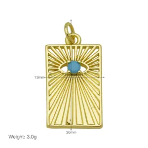 Detalle del colgante de ojo chapado en oro con medidas 13mm x 26mm e info de peso de 3g.