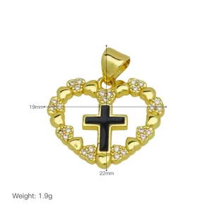 Detaillierte Ansicht eines herzförmigen Goldanhängers mit schwarzem Kreuz und Zirkonia.