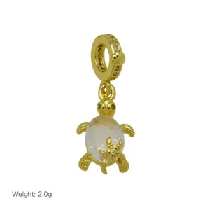 Goldenes Schildkröten-Charm-Anhänger mit klarem Steinschild und Seestern für Armband.