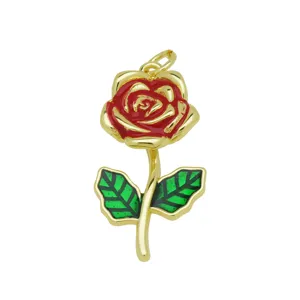 Vergoldeter Rosenblüten Anhänger Detailansicht, romantischer botanischer Schmuck für Kette.