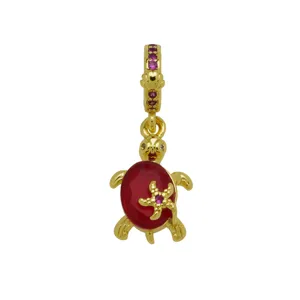 Vergoldeter Schildkröten-Anhänger mit roter Emaille-Schale und funkelnden rosa Zirkonia.