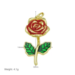 Vergoldeter Kupfer Rosenblüten Anhänger mit roter und grüner Emaillierung, 32mm, elegantes Design.